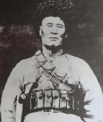 1949年12月，解放军在追击马家军残匪时，司号兵杨忠孝打死了一个穿着与众不同的