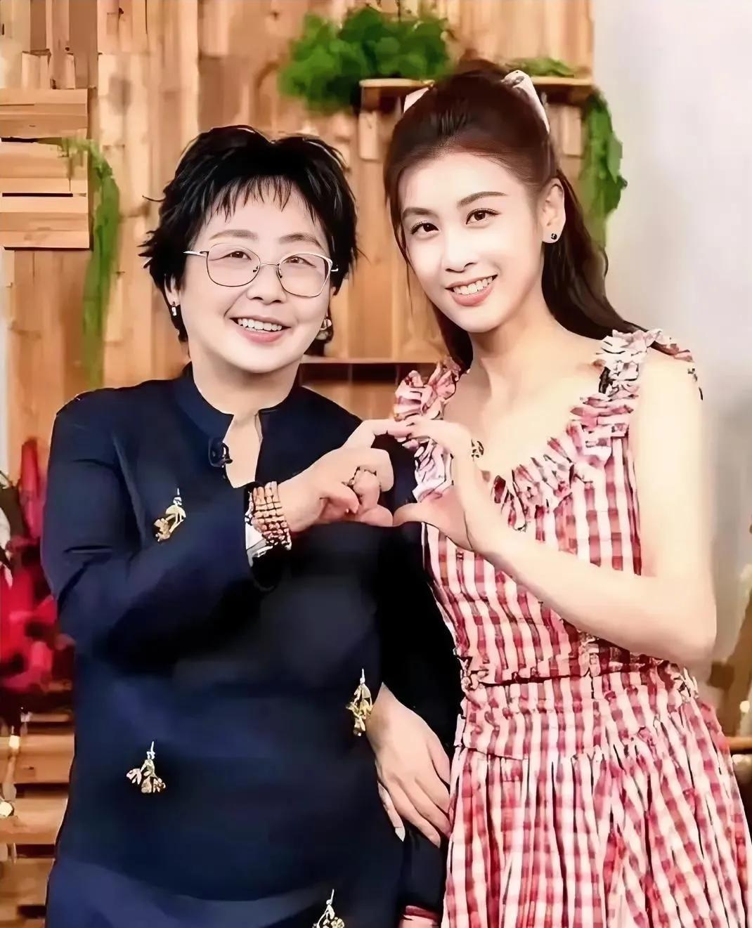 我发现了黄圣依妈妈邓传理全身上下就嘴最硬，女儿要要让她请阿姨，她机关枪似的突