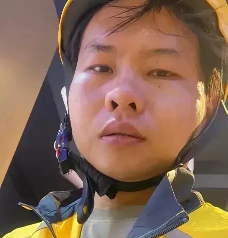 女子点的外卖超时了半小时。她正饿得肚子咕咕叫，手机突然响起门铃声。开门一看，是个