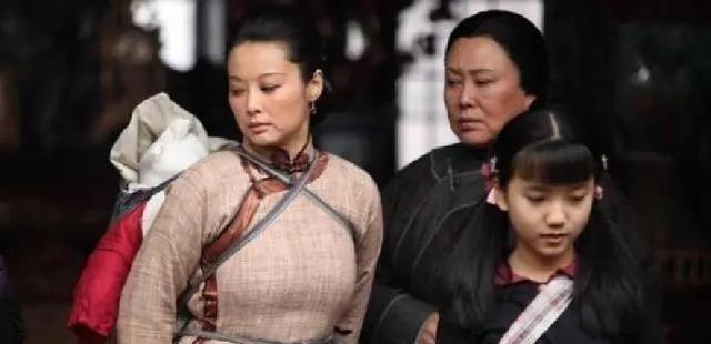 1922年，王国维的发妻死于难产，扔下了三个孩子。产房外，王国维坐在板凳上，两眼