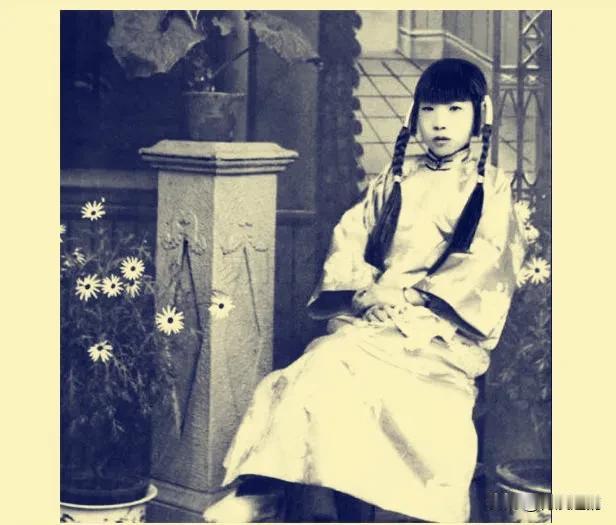 1935年，军阀杨森喝醉了酒，他将干女儿曾桂枝当成了自己的三姨太，想要和她发生关