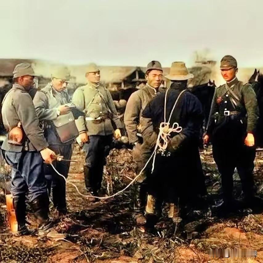 在我们的国土上，当年的日本鬼子任意逮捕无辜的人，任意屠戮无辜的人，这就像是一群强