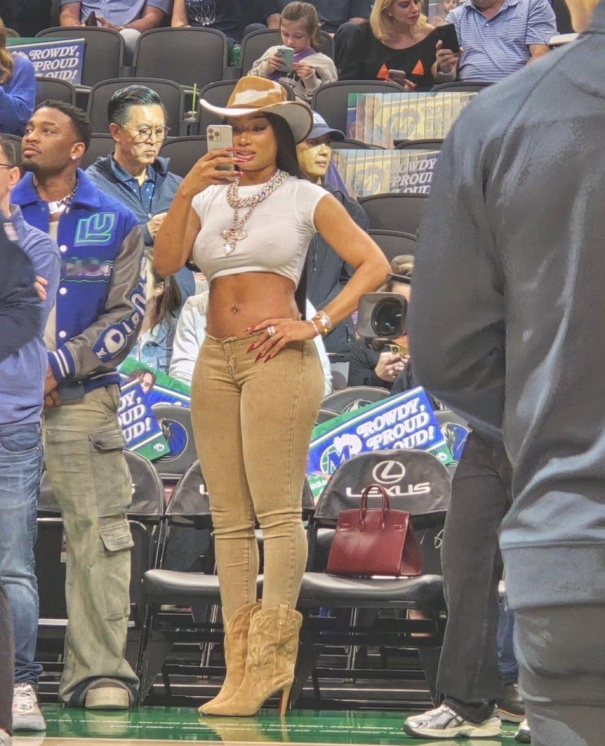 克莱的女朋友到场支持他。NBA​​​