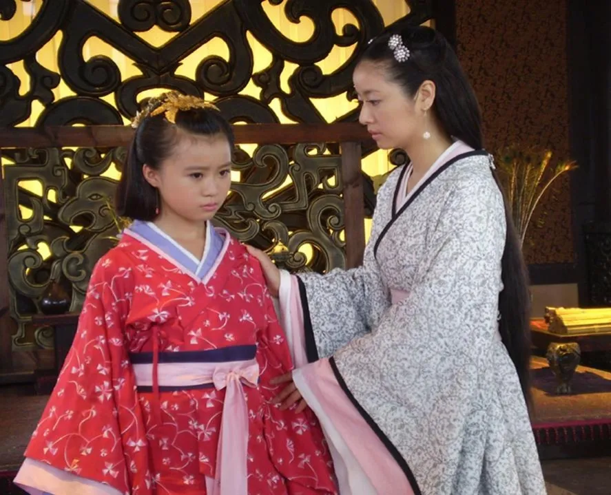 公元前192年，汉惠帝刘盈娶了年仅10岁的外甥女张嫣为妻。晚上洞房时，刘盈满脸无