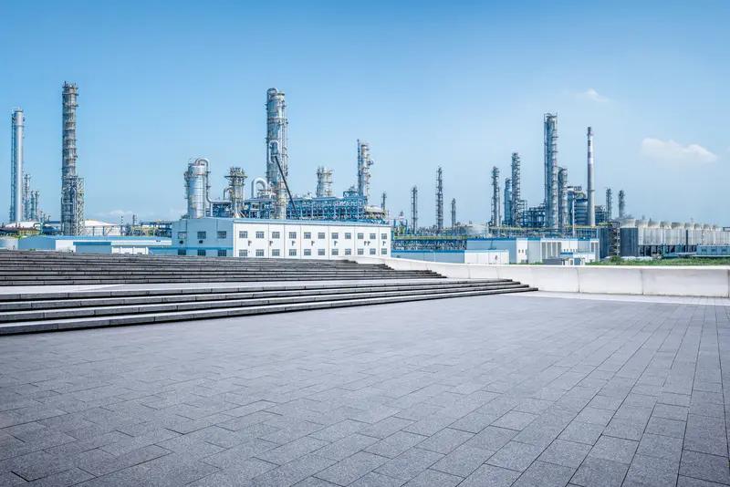 二十五年了，朋友的表哥一直在帮他打理工厂，他们之间早已超越了寻常的情谊。2013