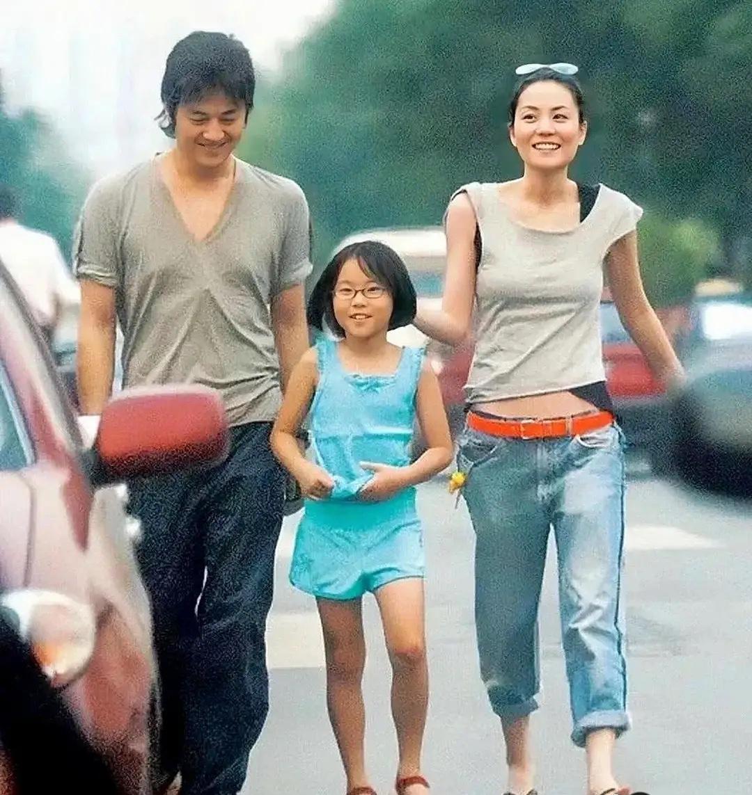 李亚鹏：窦靖童，你这突然进我直播间，吓我一跳，还以为你路过呢。窦靖童：路过？