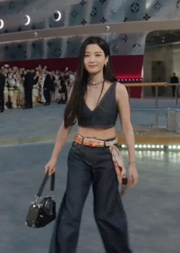 上海LV大秀上，卢昱晓惊艳全场，瘦身明显，造型辣翻网友。话题爆上热搜，阅读量破亿