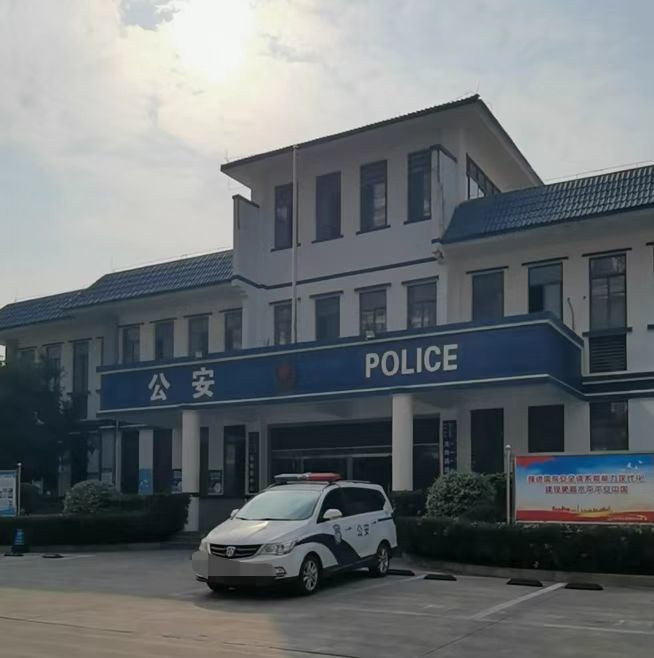 南宁一中学生被同学打伤眼睛, 家长质疑办案民警存利害关系, 申请回避未获采纳