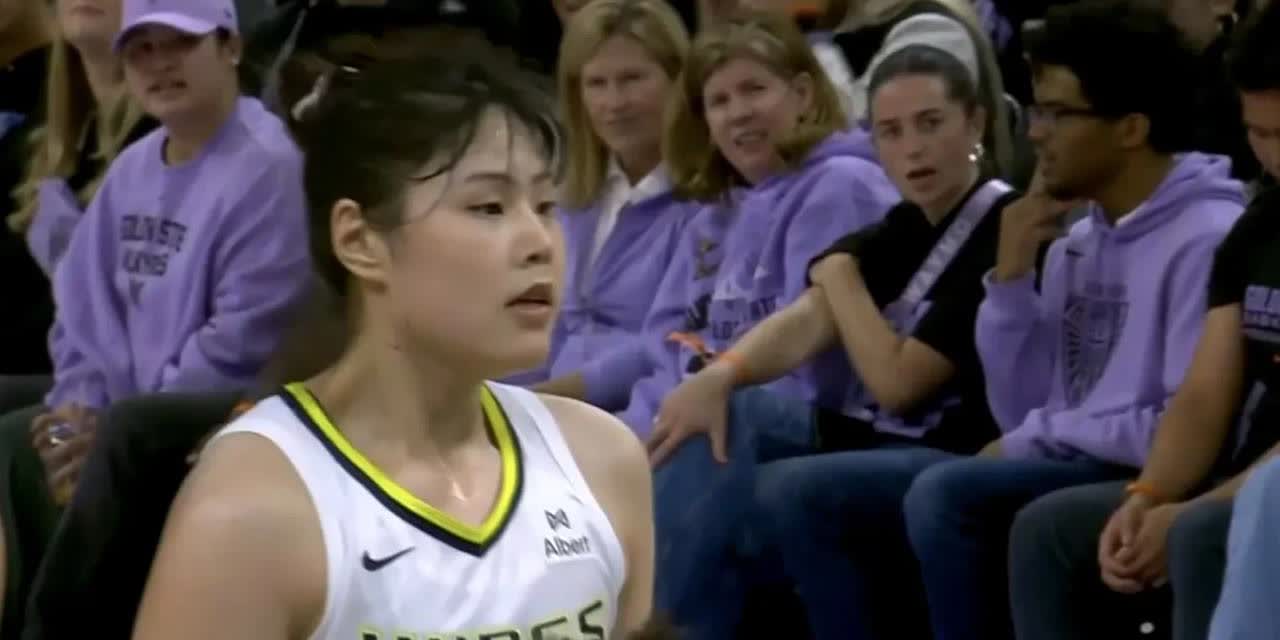 终于有得分进账，李月汝命中三分拿到本场首分，飞翼被女武神反超比分！北京时间202
