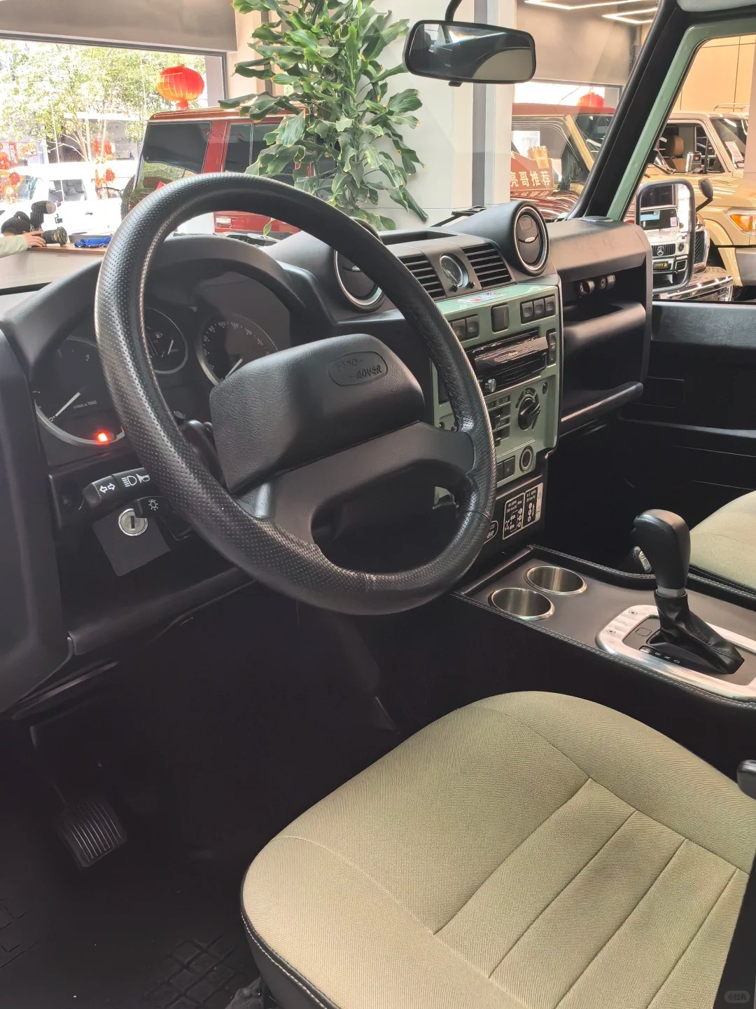 好车分享路虎卫士传承版，这台是真传承，不是自己改的，改装了自动挡，这还是老一代