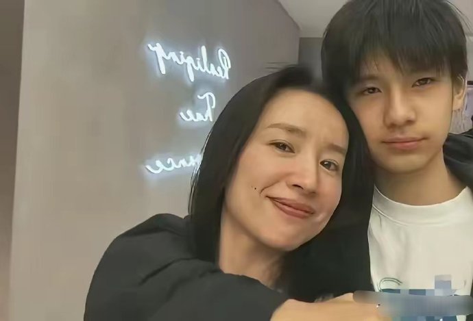 董洁的基因，让潘粤明的儿子颜值爆表​​​