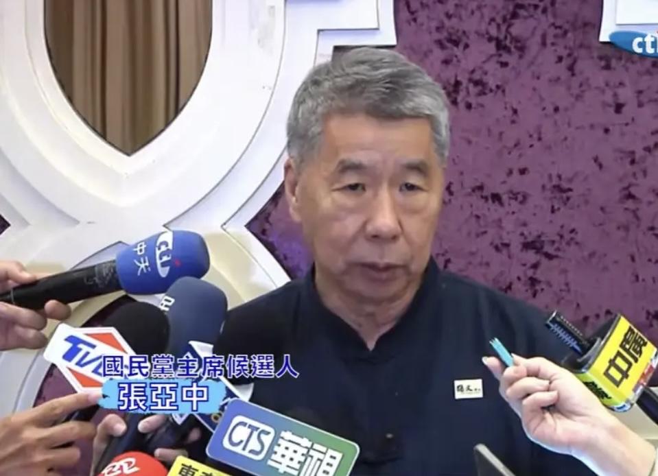 张亚中这趟“小吃局”，可不只是吃顿饭那么简单！明着说“跟卢秀燕交换意见、讲政见”