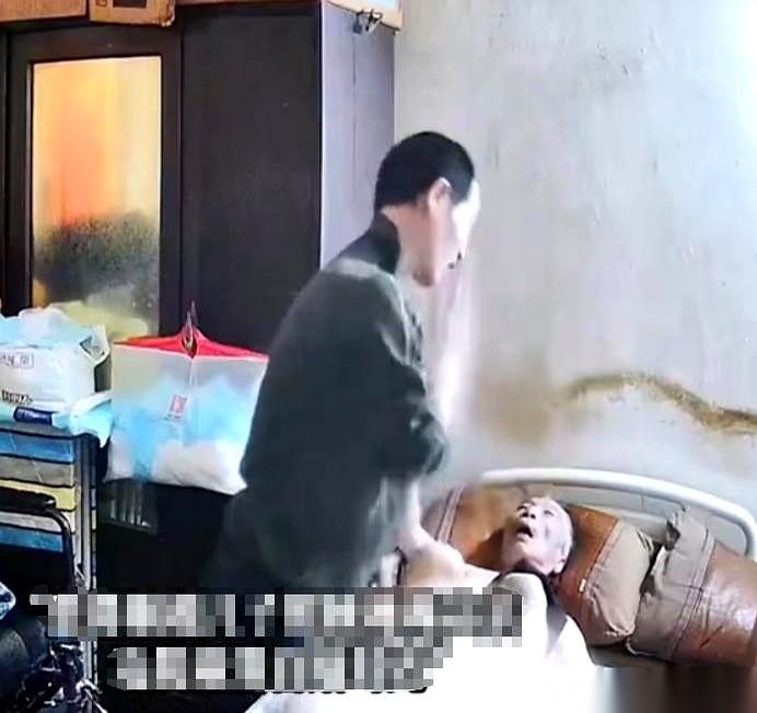 浙江有个事儿，听得人心里一抽。一个男人，正弯腰给瘫痪在床的亲爹擦身子。热水盆放