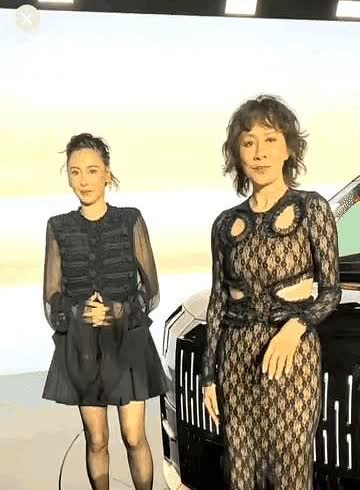 刘嘉玲真是欺人太甚！活动现场直接上演大戏！俩人同台站着，刘嘉玲脸