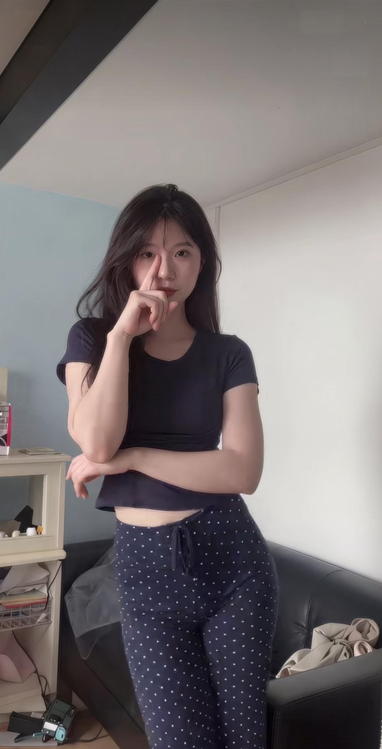 漂亮女孩房间自拍。