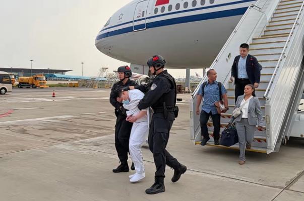 一向对华态度强硬的美国，这回为何爽快交还刘瀚文？7月20日移交现场的实况道破玄机