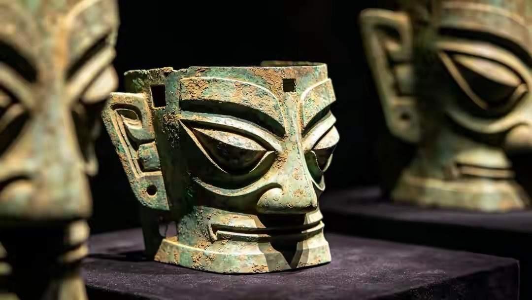 世人的目光总被造型诡奇的青铜重器吸引，把8座祭祀坑当成了三星堆的全部，却忘了那只