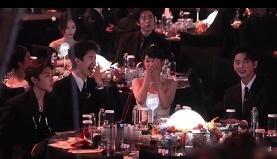 王楚然的同桌，三个男生卷得像抢演唱会前排！尖叫之夜那桌，侯明昊、敖瑞鹏和丞磊凑