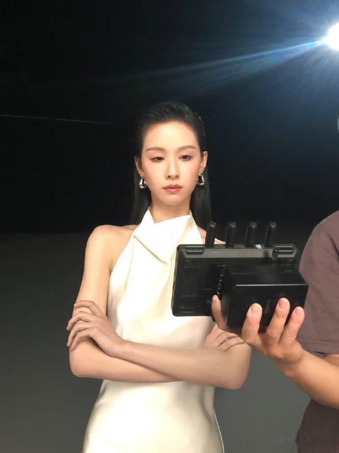 陈都灵湿发挂脖白裙镜头表现力没得说，一举一动都是高级氛围感陈都灵清冷御姐气场​