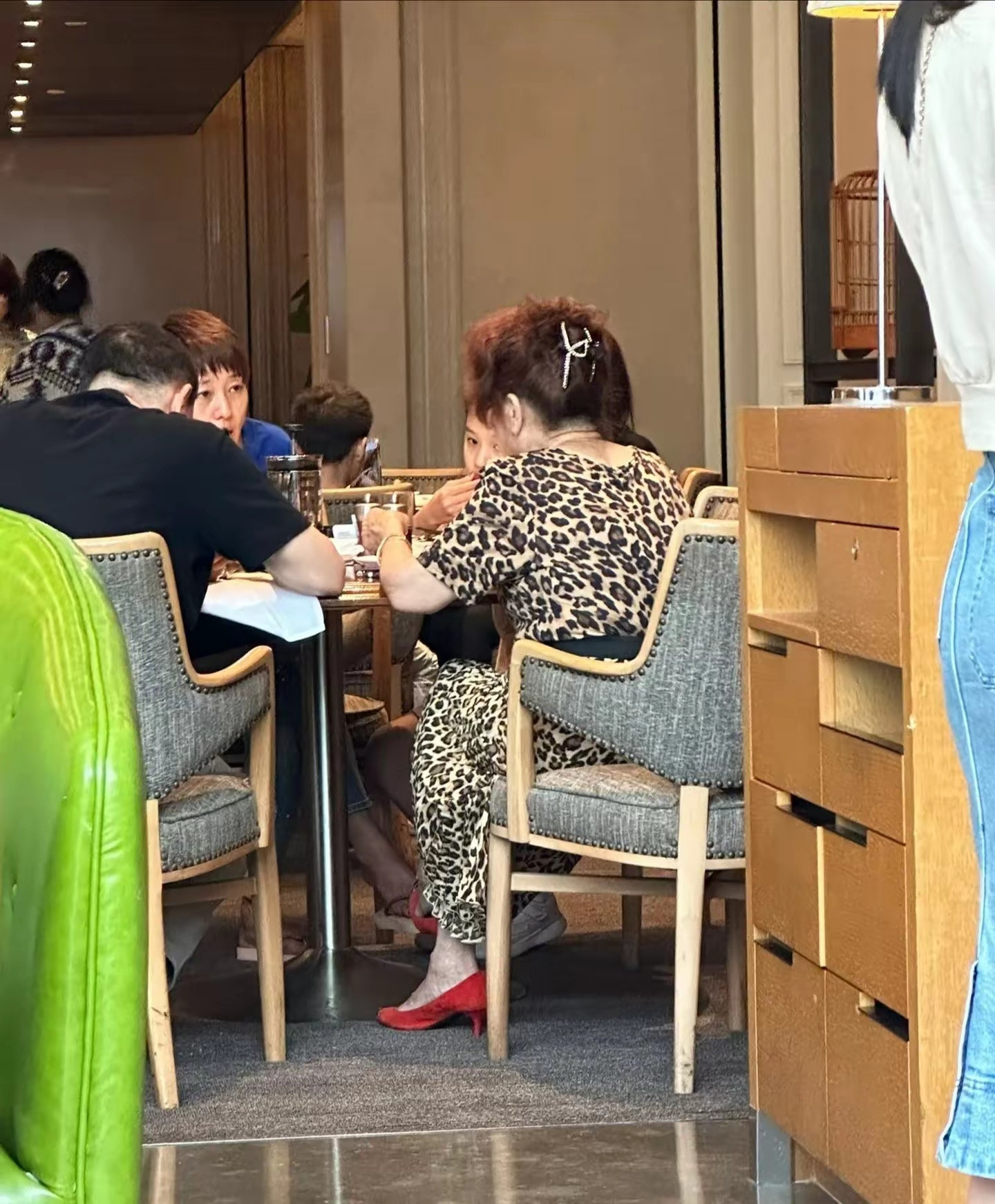 马伊琍与家人一起吃饭，素颜略显憔悴，但仍比49岁同龄人看起来年轻