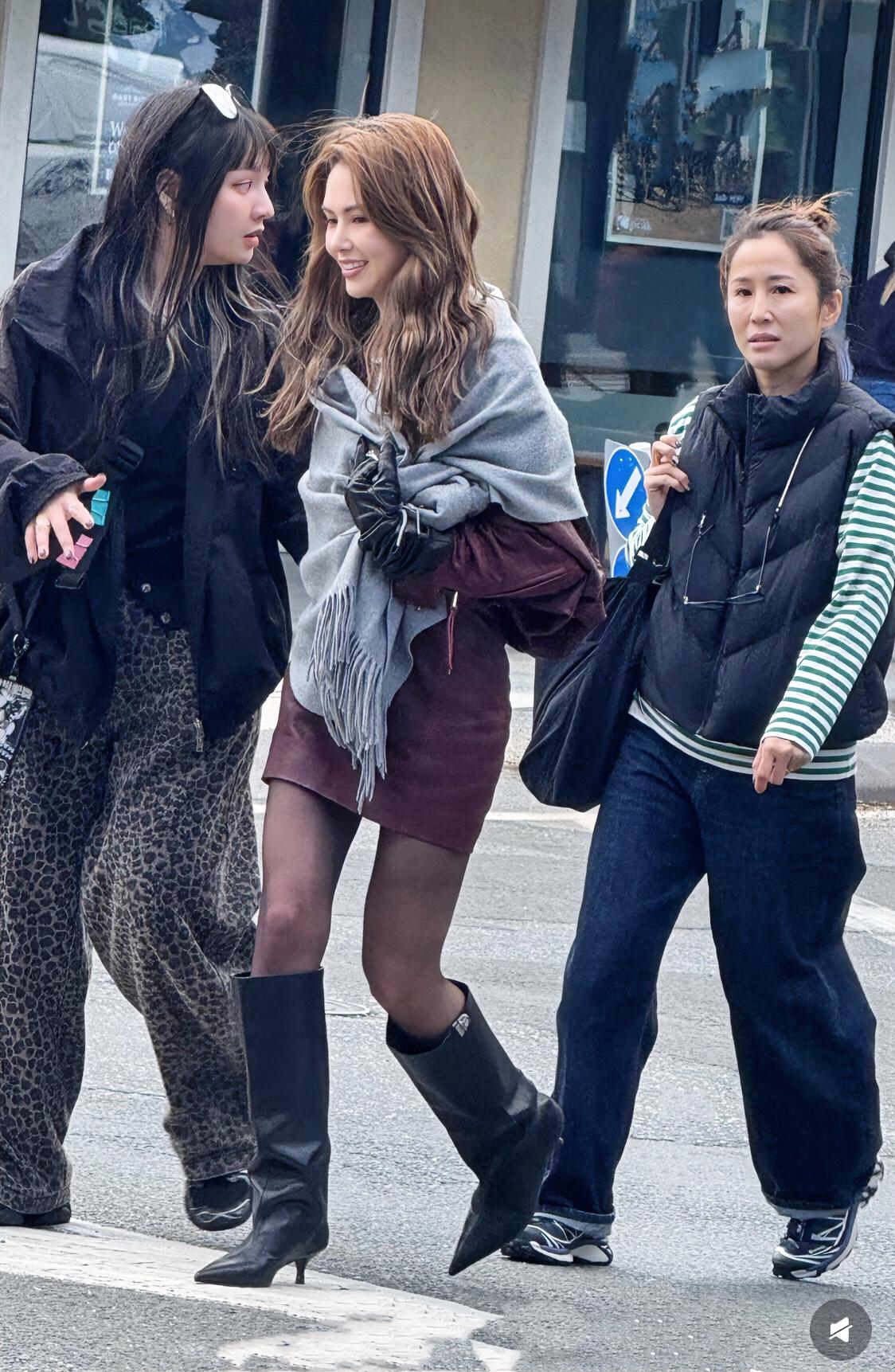 我什么都不敢说，要不别人说这叫嫉妒，我就默默问一句，这穿搭放在2005年都不叫洋