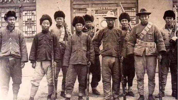 1950年，5000土匪包围解放军，匪首听错哨兵一个字，我军化险为夷。中国历史上