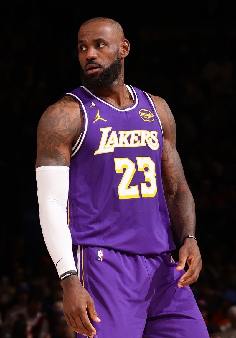 詹姆斯据美媒报道，湖人和勒布朗·詹姆斯似乎已经准备好分道扬镳。“毫无疑问，湖人