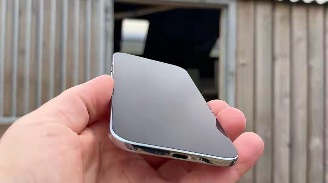 我在想个问题，如果国产手机做的像iPhoneAir这样的轻薄度和这样的手感，但