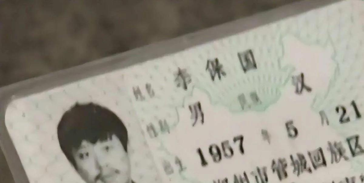 2005年，河南郑州，48岁的李保国第一次在一个小学门口摆了一个卖小金鱼的摊子，