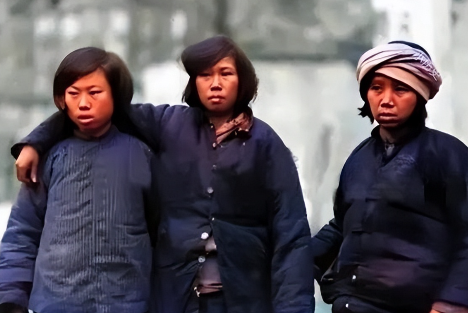 1934年，江西瑞金，被俘虏的三名女红军战士，留下的一张罕见老照片，镜头中最中间