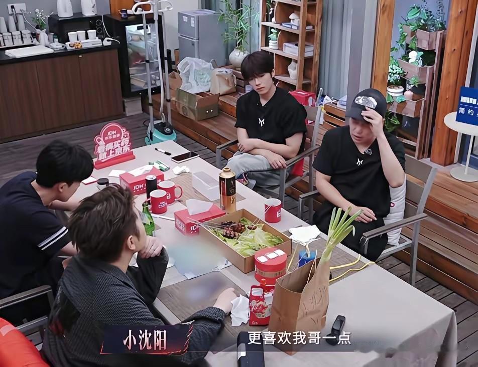 小沈阳真的很会上节目，把披荆斩棘变成了家常闲话，小沈阳说从小奶奶就偏爱哥哥，自己