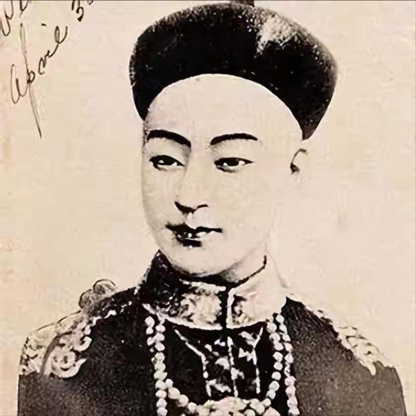 1980年光绪墓被打开，尸体脸朝下，左腿被拽断，毛发藏砒霜。这事儿听着就够瘆
