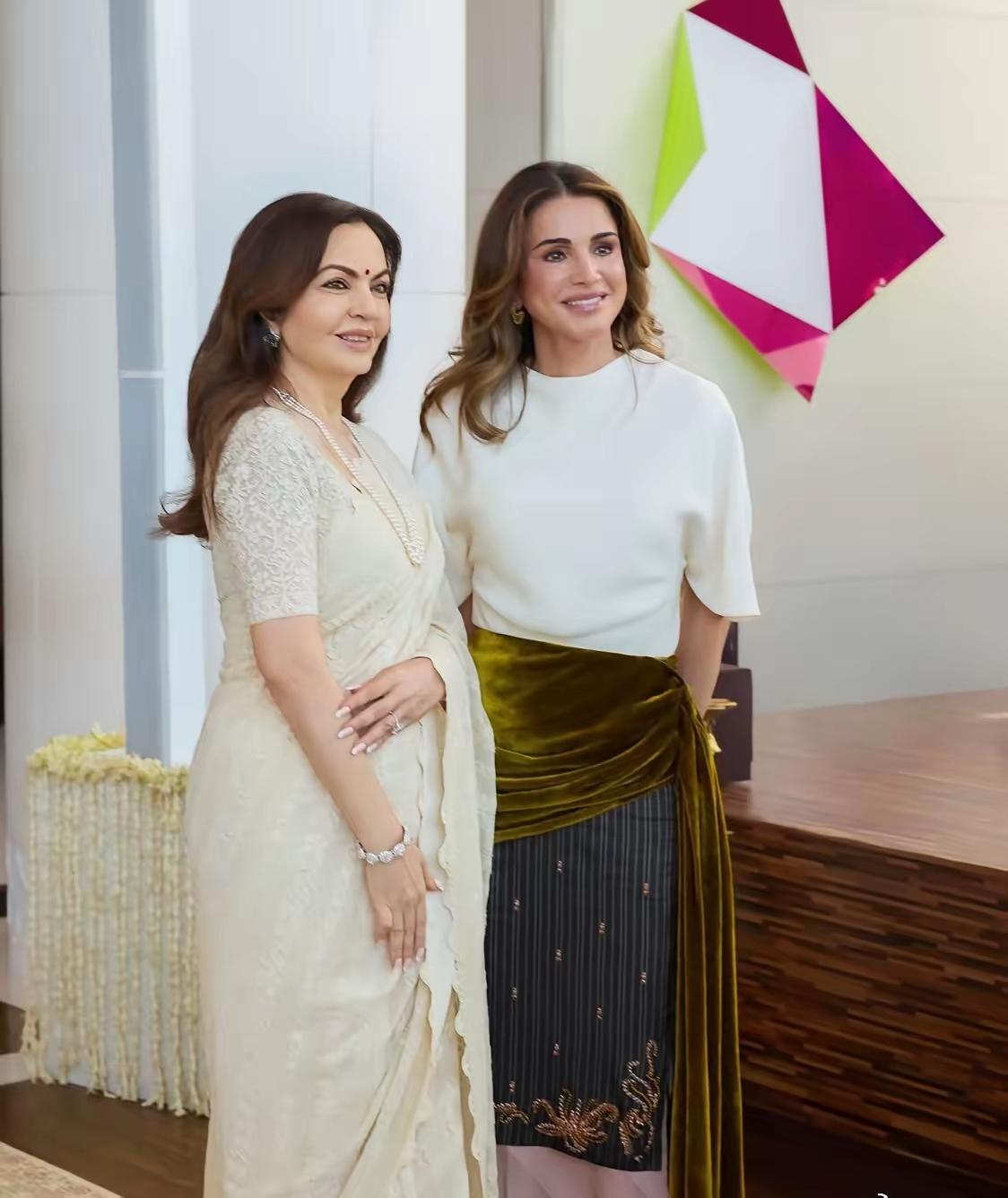 约旦王后整容脸塌方了，眼睛也变形了，嘴也歪了，脸变方了，额头也包不住脸了，呈申字