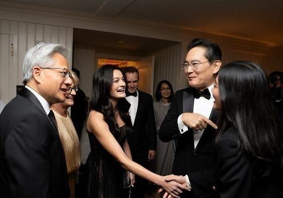黄仁勋携夫人、女儿与三星太子会面时的一幕。''