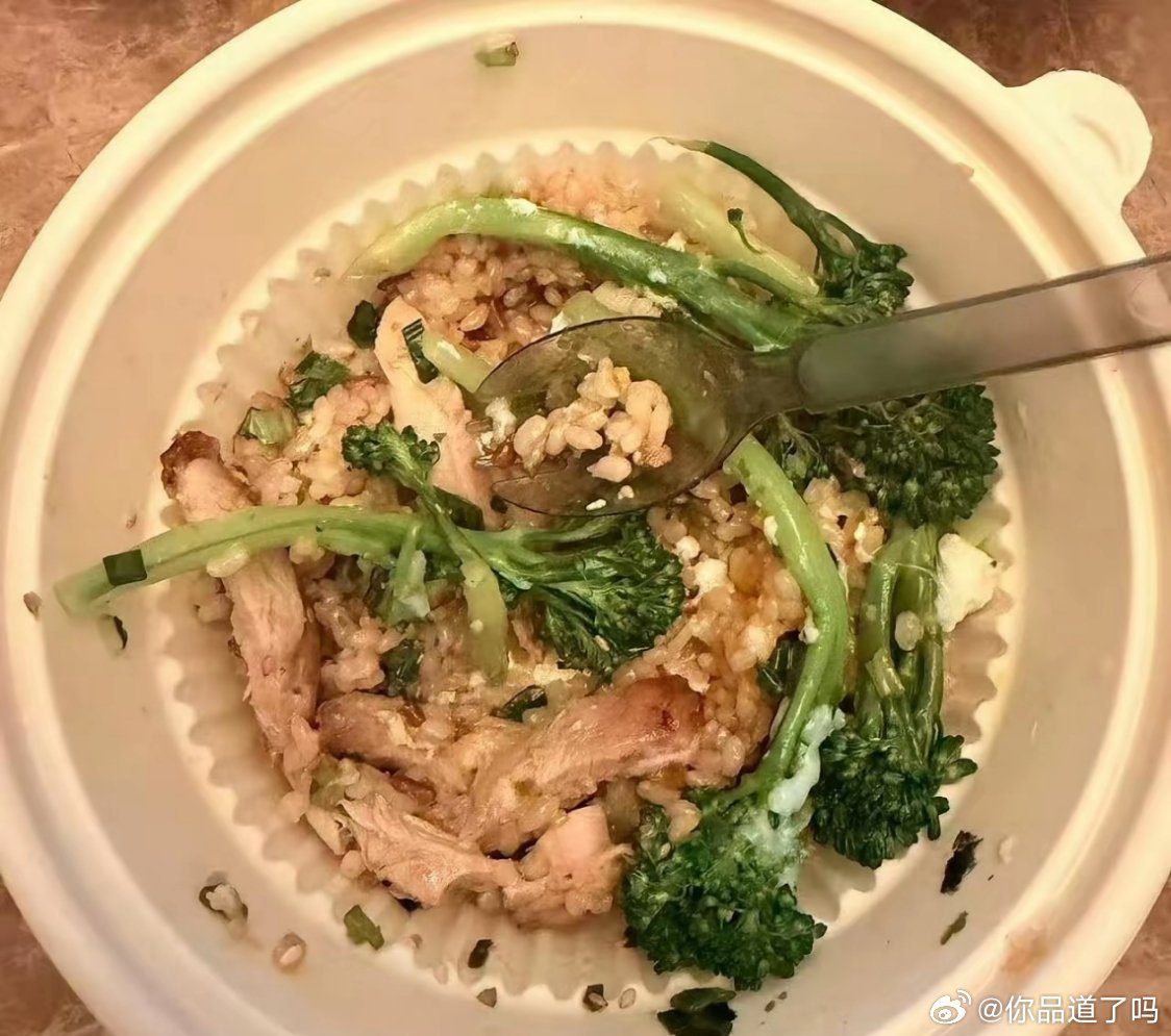 范丞丞为4月初进组张艺谋长子张壹男的电影处女作，正在打卡吃减肥餐。连续打卡5天下