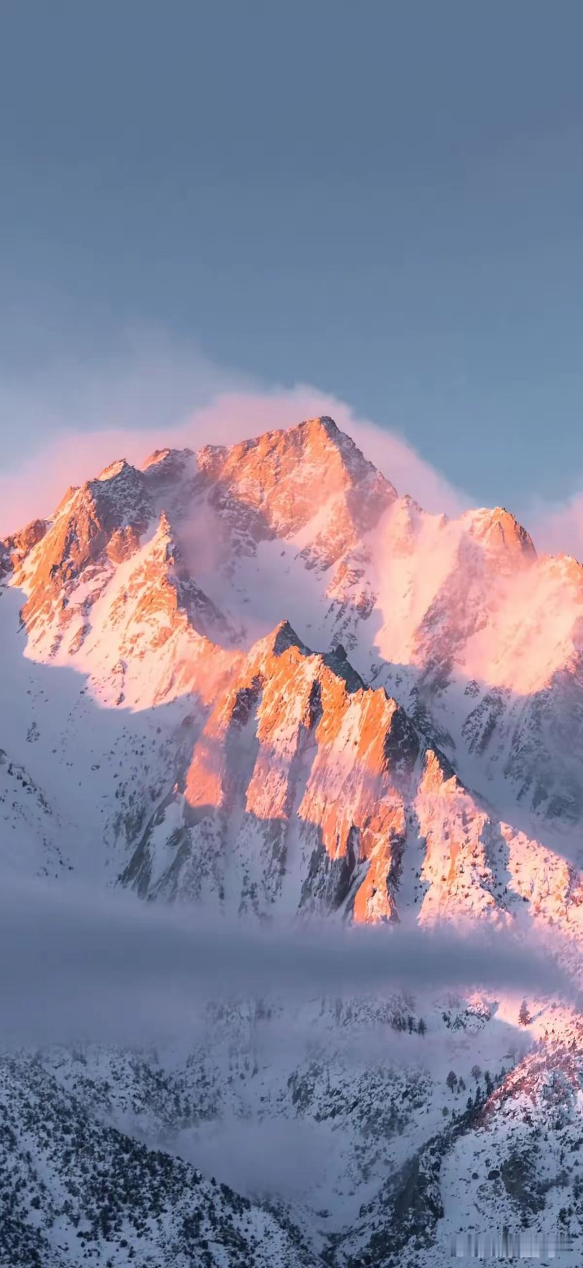 风景壁纸～山河覆雪，星河漫落，新月栖于湖面，霞光吻过雪峰。清冷与温柔相撞，山野