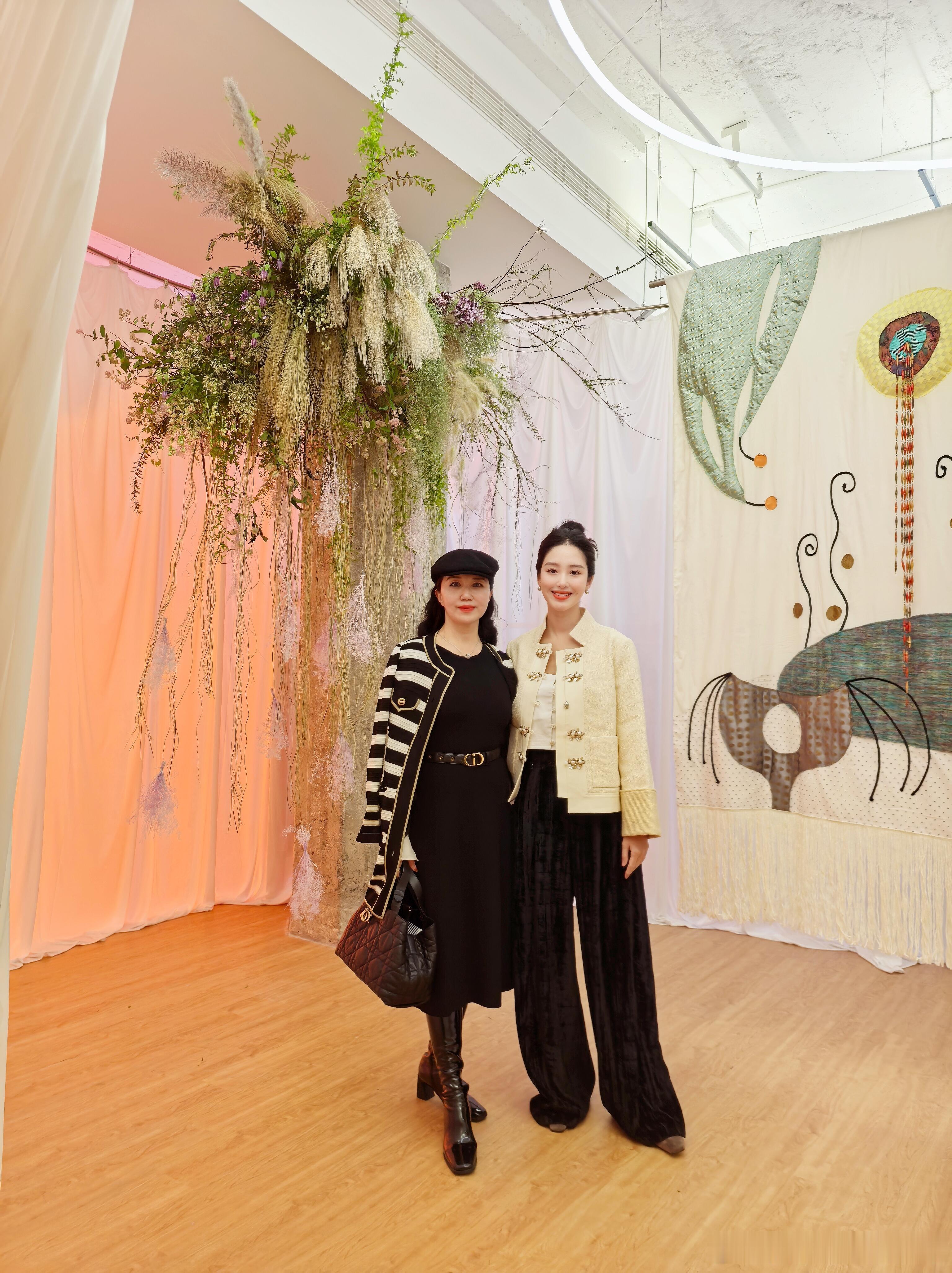 杨采钰和妈妈合照杨采钰妈妈气质杨采钰和妈妈合照，亲妈看起来比女儿还有气质​​