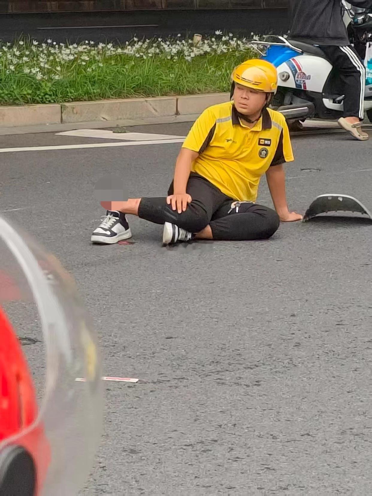 外卖小哥的腿直接断了​​​