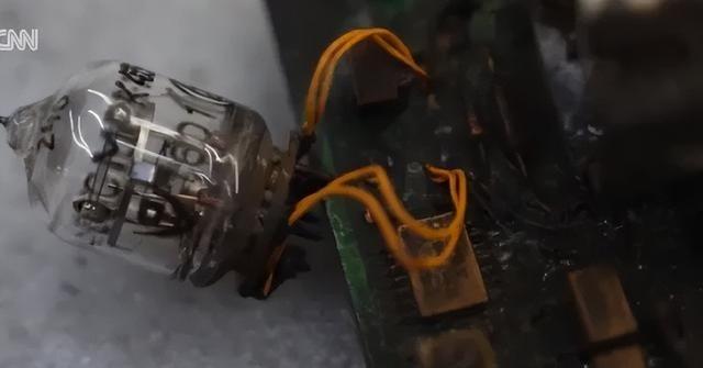 乌克兰媒体公布了榛树导弹的残骸，让西方惊愕的是，居然里面有大量的晶体管，看来传说