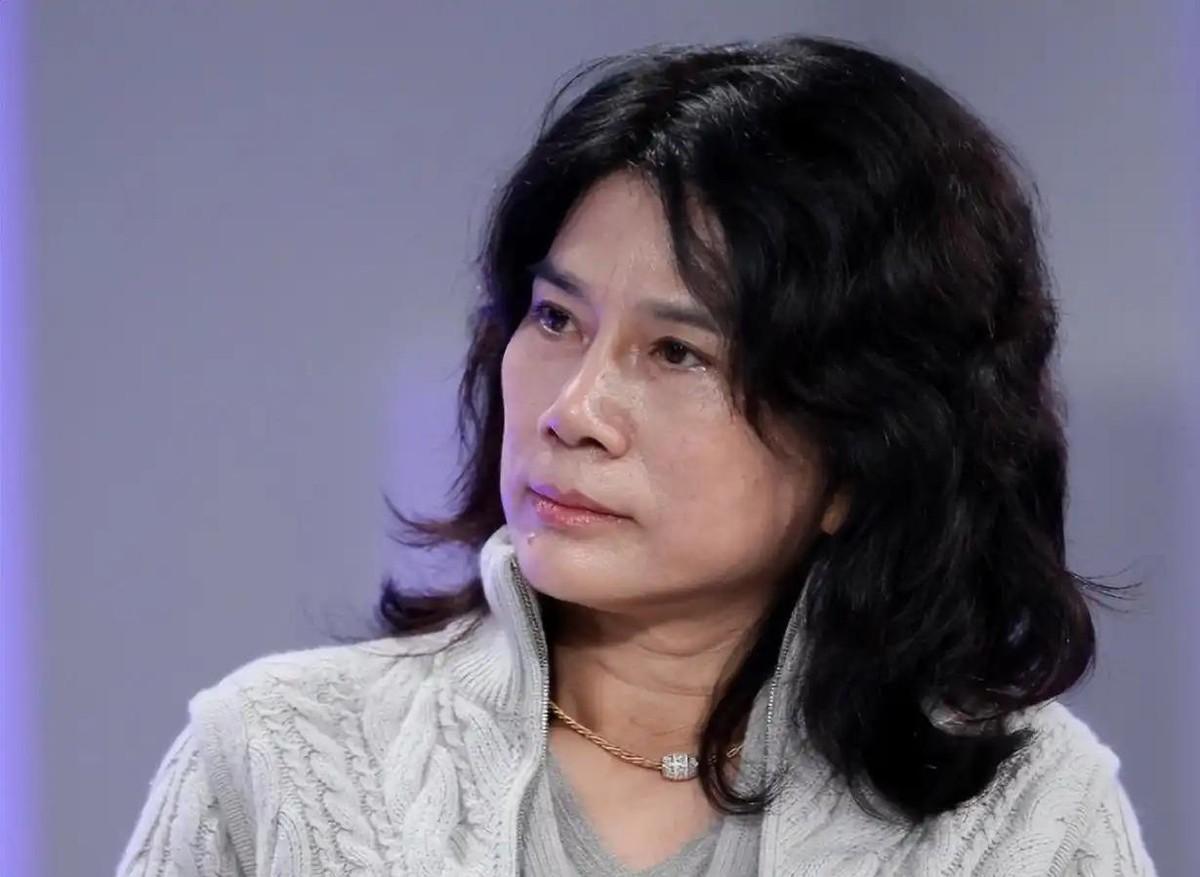 董明珠因1995年拒帮亲哥走后门拿格力空调货被踢出族谱，兄妹断联近二十年。那会儿