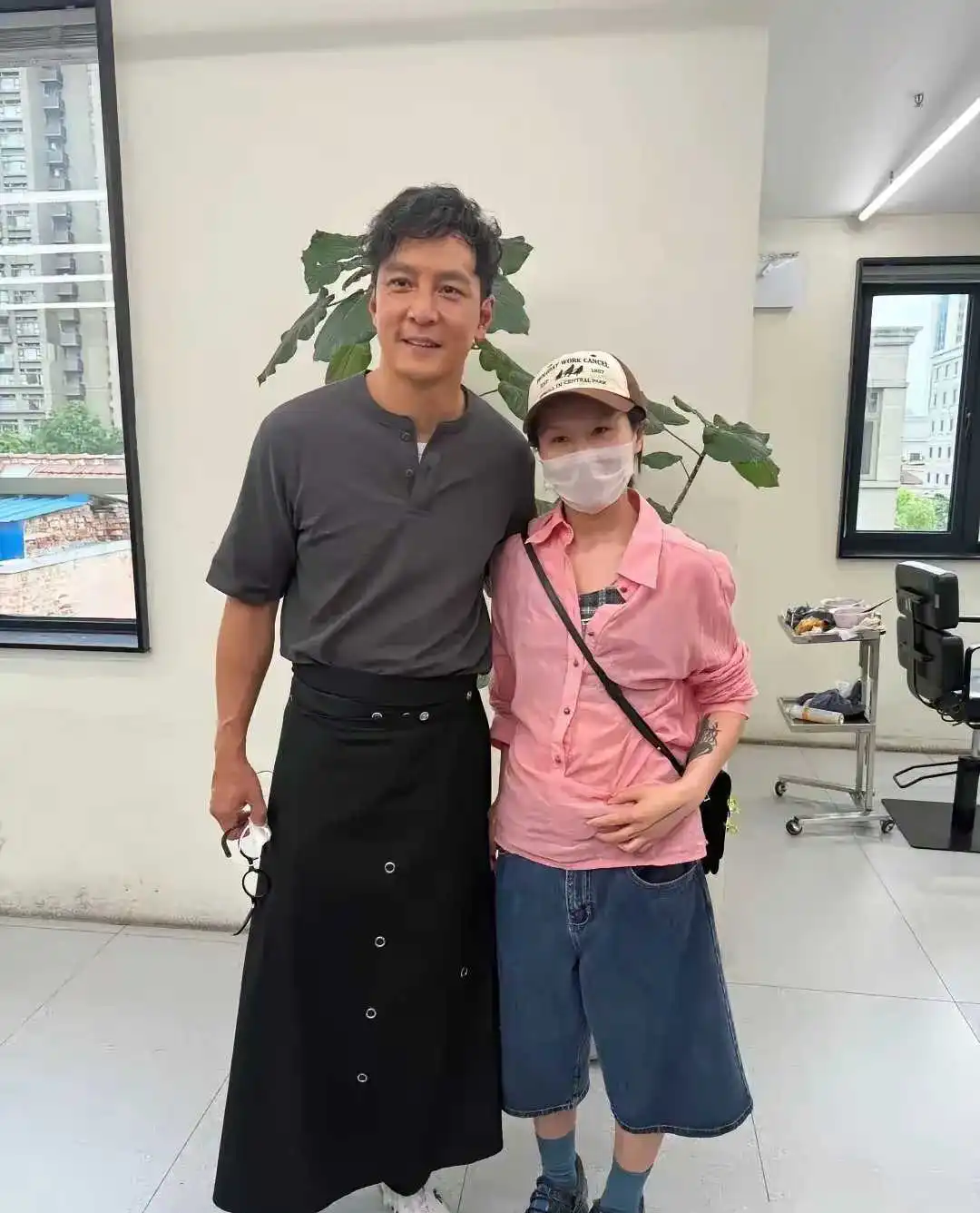 吴彦祖真的帅啊！就是裤子不好看