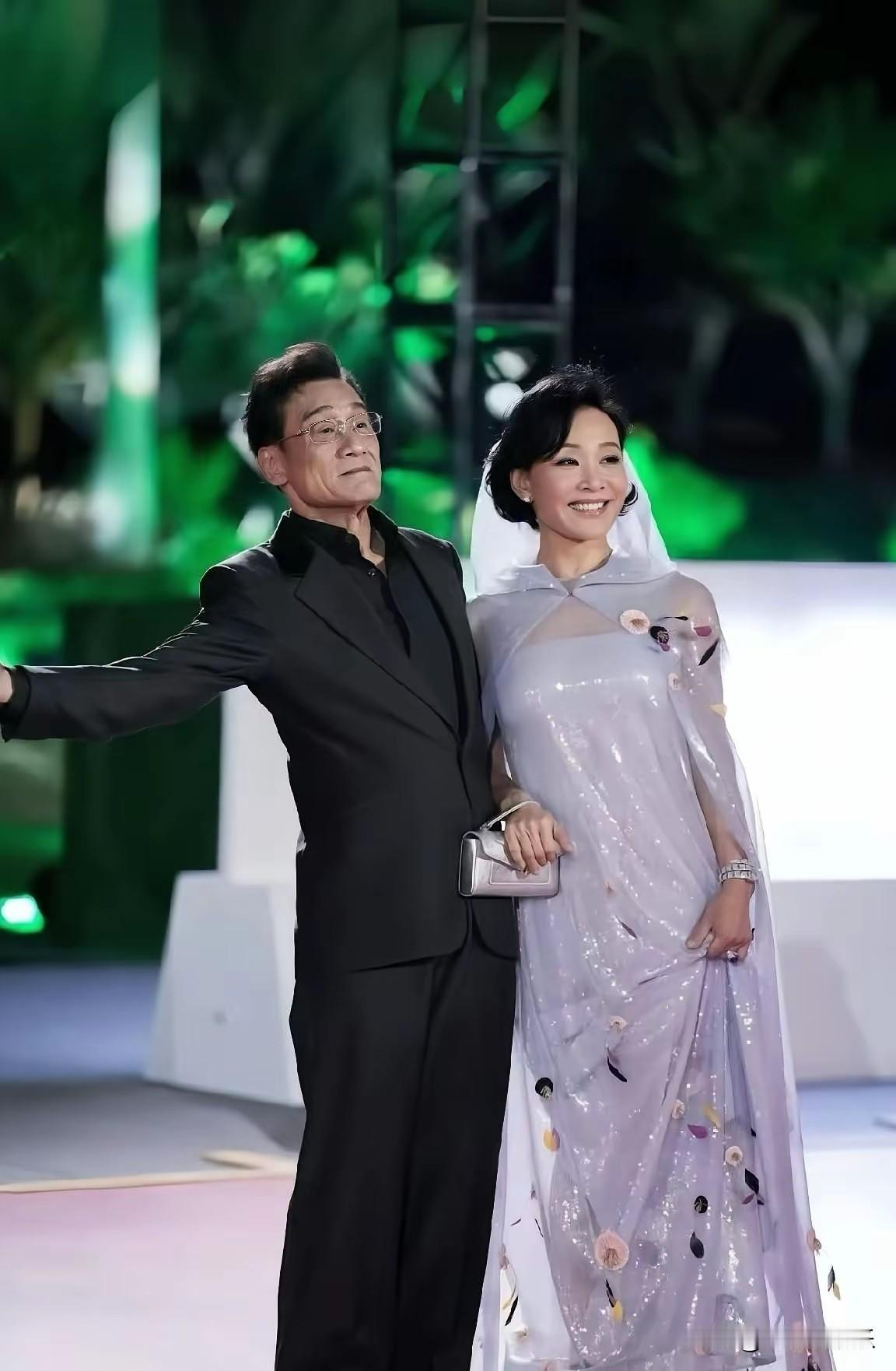 当女演员都在乐此不疲的保养自己，男演员太多都在放飞自我。64岁的陈冲