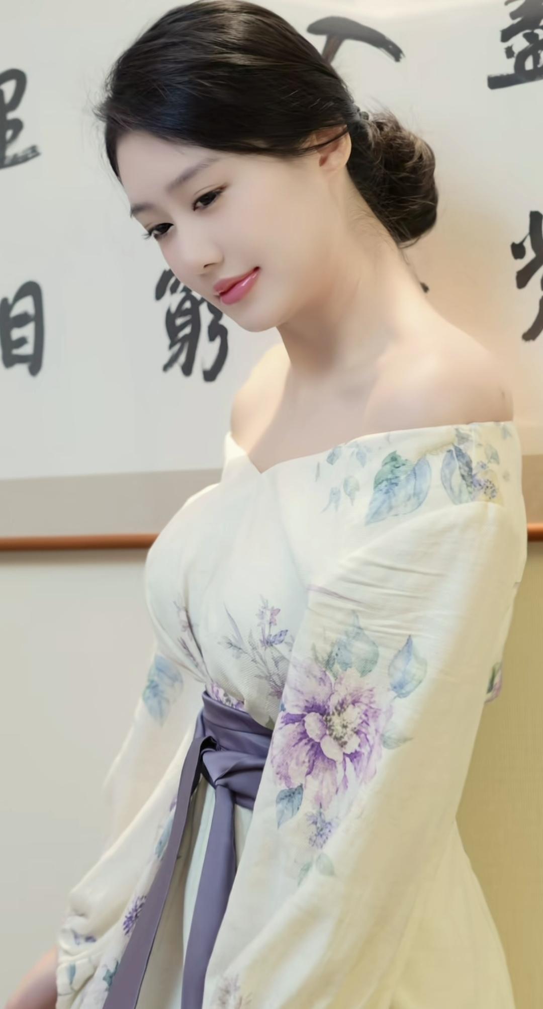 如花美人笑，墨香满纸间。
