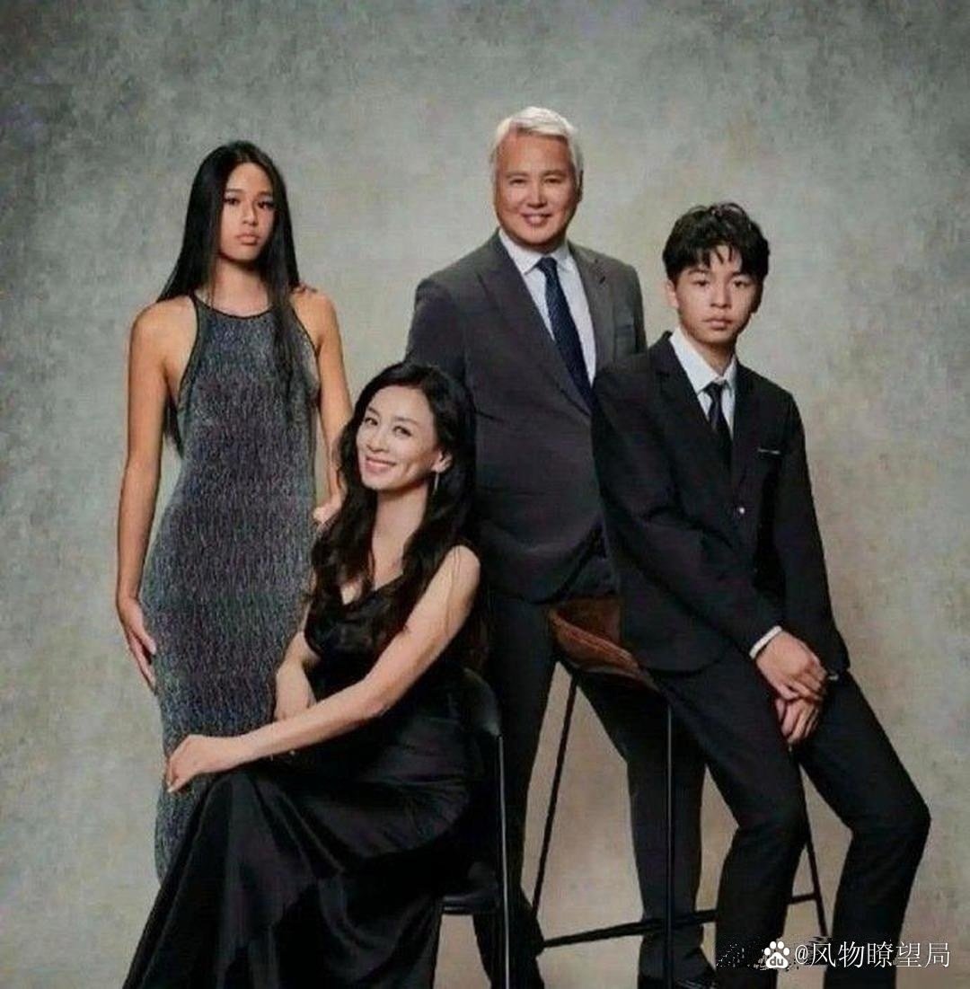 张庭发了张全家福，俩娃模样大变样啦！​