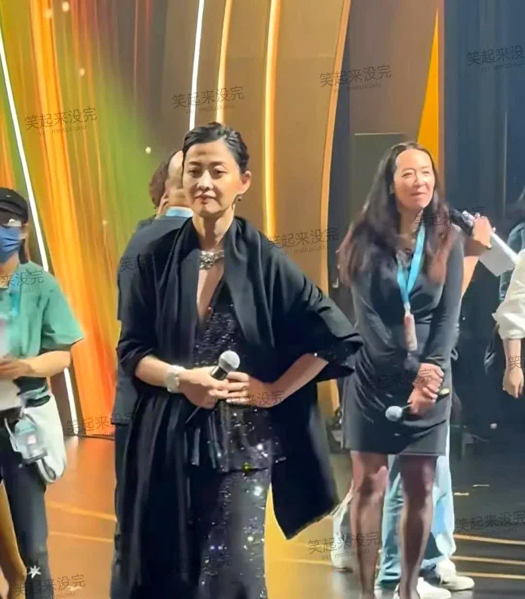 看岁数大的演员和年轻演员是不一样，看节目彩排梅婷和雷佳音他们都是穿着很正统，梅婷