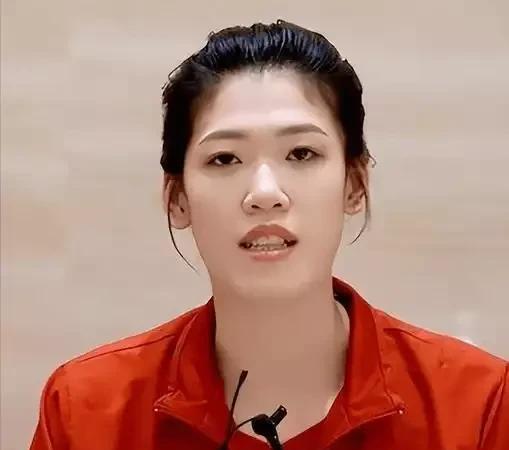 米兰排球俱乐部医疗团队提出李盈莹的一些伤病需要治疗和康复，李盈莹决定返回国内在熟