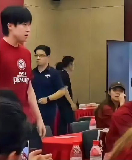 对于王楚钦来说，在北大读研最大的困难，恐怕不是课难上，也不是论文难写，而