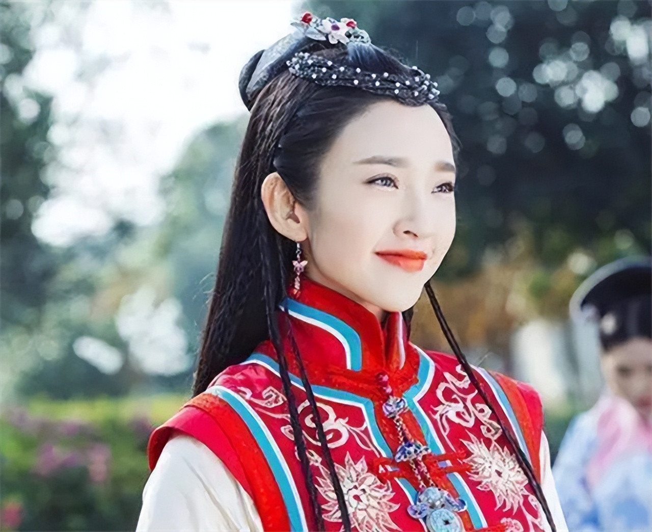 公元1587年深夜，努尔哈赤与妻儿睡得正熟，突然听到院中有异常响动。他猛地起