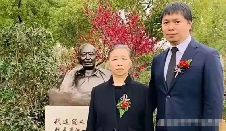 晴雨风说史晴雨风说史1975年，陈毅之子陈小鲁与粟裕之女粟惠宁结为夫妻，二人婚