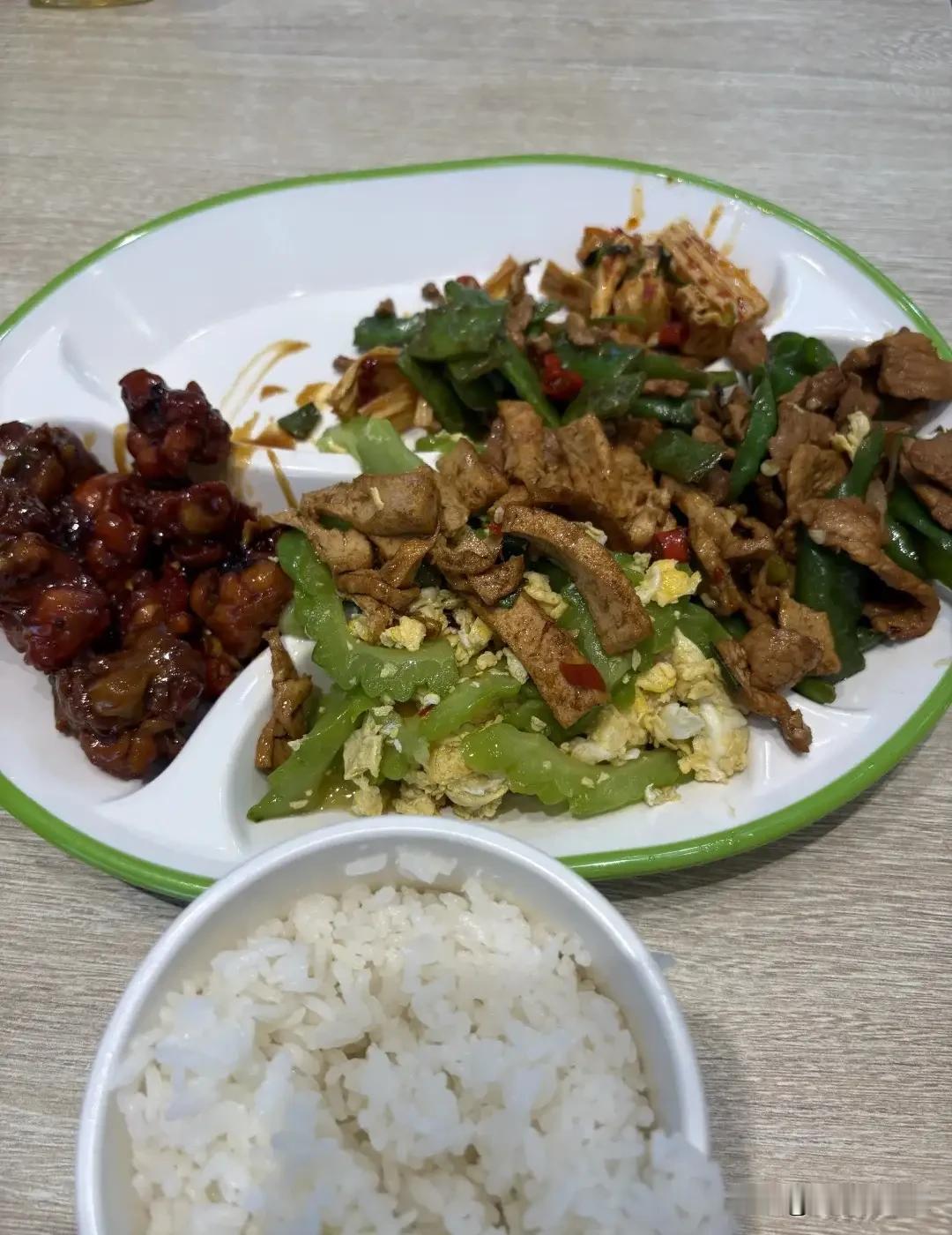 自己不做饭，每天吃快餐划得来吗？最近天气热，想着做饭麻烦，小区楼下正好开了一家